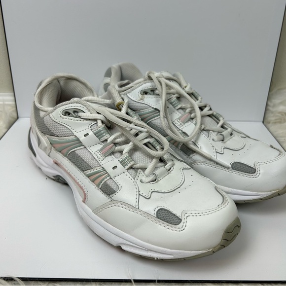 Vionic Shoes - Vionic Women's Classic walker sneakers size: 10
